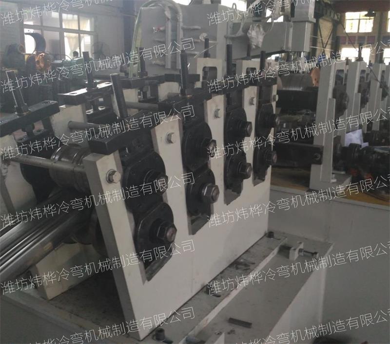 汽车保险杠成型机