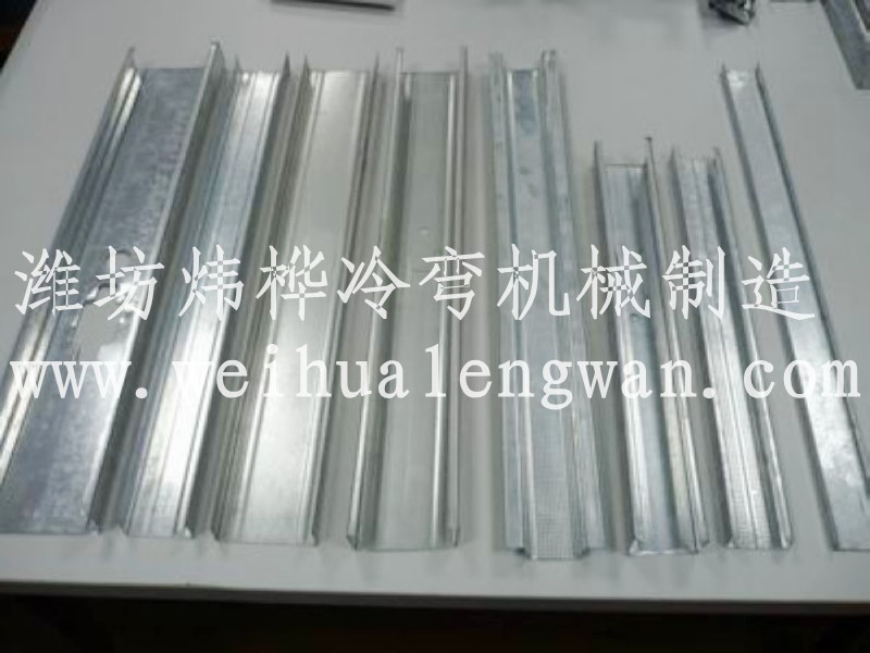 1573538795710501 轻钢别墅型材出产线的特点及轻钢别墅发展汗青